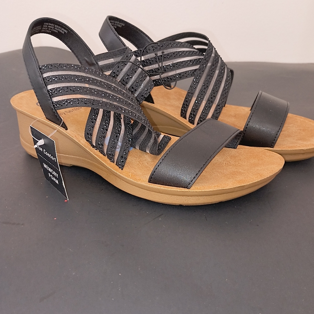 Daisy Fuentes 8.5 black strappy wedge Sandals